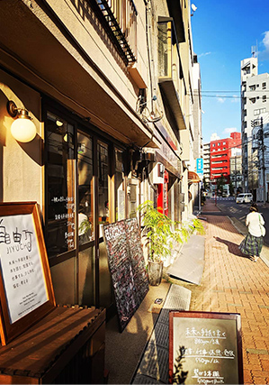 自由丁の外観と蔵前の街並み