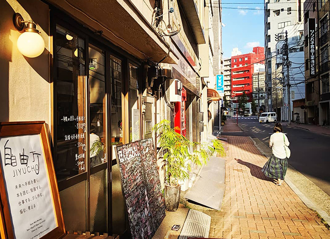 自由丁の外観と蔵前の街並み