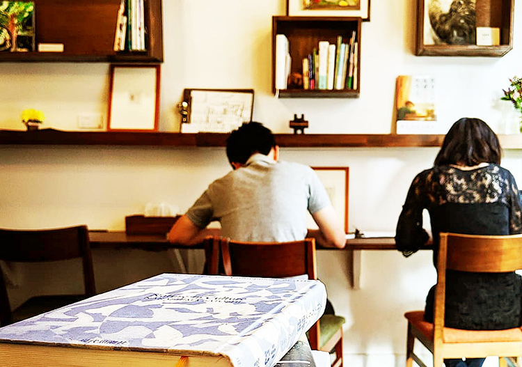 本を読む後ろ姿