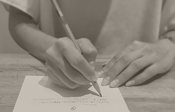 手紙を書いている写真