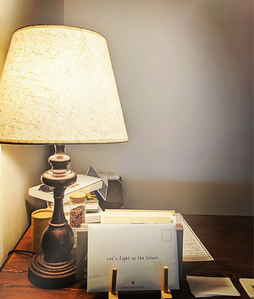 ランプと手紙の写真